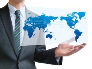 ビジネスマンと世界地図